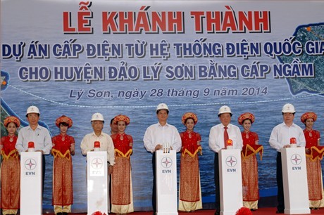 Premierminister Nguyen Tan Dung nimmt an Einweihung des Stromnetzwerks auf der Insel Ly Son teil - ảnh 1